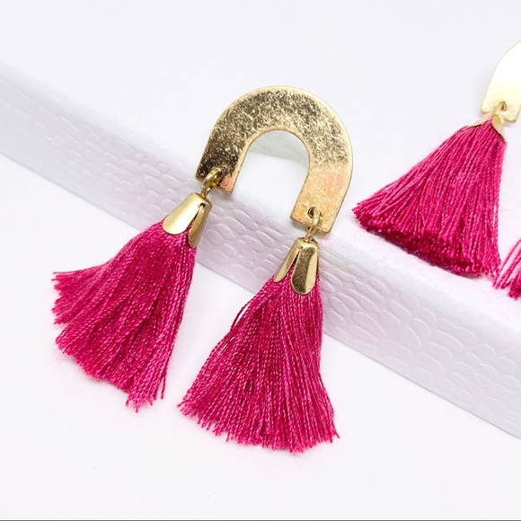 2/$35🖤 Anthropologie Gold Horseshoe Hot Pink Tassel Geometric Earrings D… - Picture 5 of 8